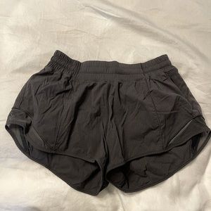 LULULEMON  HOTTY HOT SHORT 2.5 length